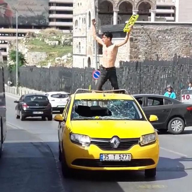 İzmir'de uyuşturucu etkisindeki bir genç ortalığı birbirine kattı - Resim: 4