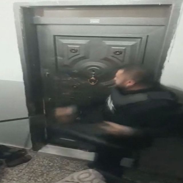 Gaziantep'te iş yeri duvarındaki zuladan esrar ve uyuşturucu hap çıktı - Resim: 1