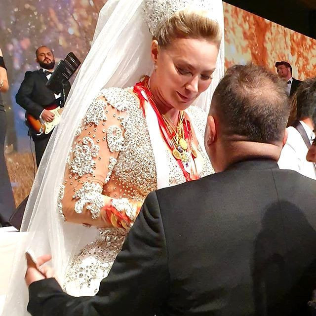 Aylin Coşkun'un düğün itirafı! Eşiyle ona takılan altınlardan kolları kanamış - Resim: 4