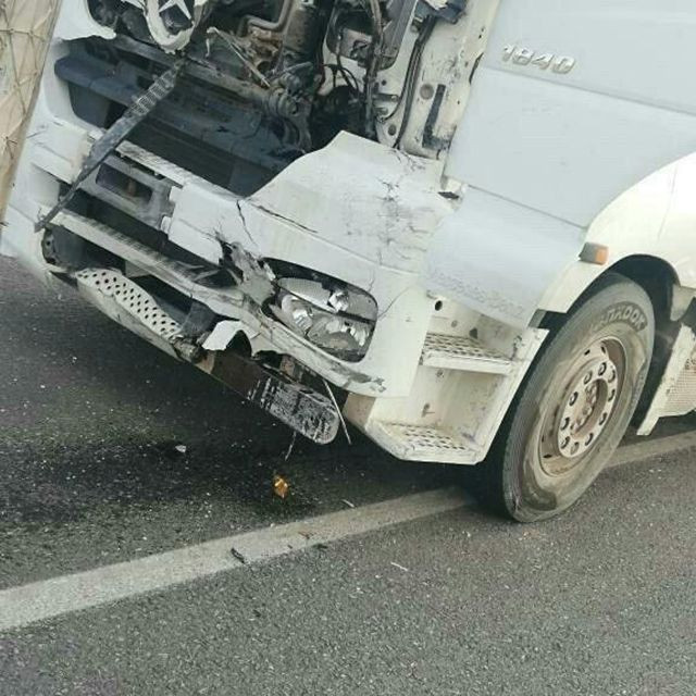 Kayseri'de TIR ile çarpışan otomobil ikiye bölündü - Resim: 3