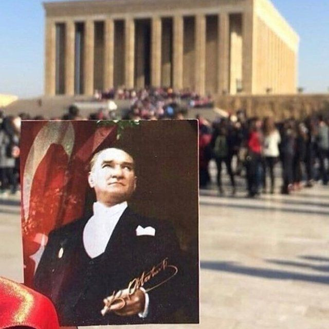 Ünlülerin 29 Ekim Cumhuriyet Bayramı paylaşımları! Cem Yılmaz'dan oğlu Kemal'li kutlama - Resim: 4