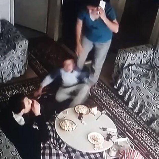 İzmir Karşıyaka'da bakıcı dehşetini kamera ortaya çıkardı - Resim: 1