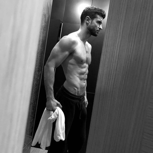 Yasak Elma'nın yıldızı Berk Oktay yarı çıplak pozunu paylaştı 'Pes etmek yok!' - Resim: 3