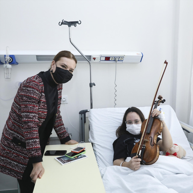 İzmir'de 17 saat sonra enkaz altından çıkarılan İnci Okan kemanına kavuştu - Resim: 0