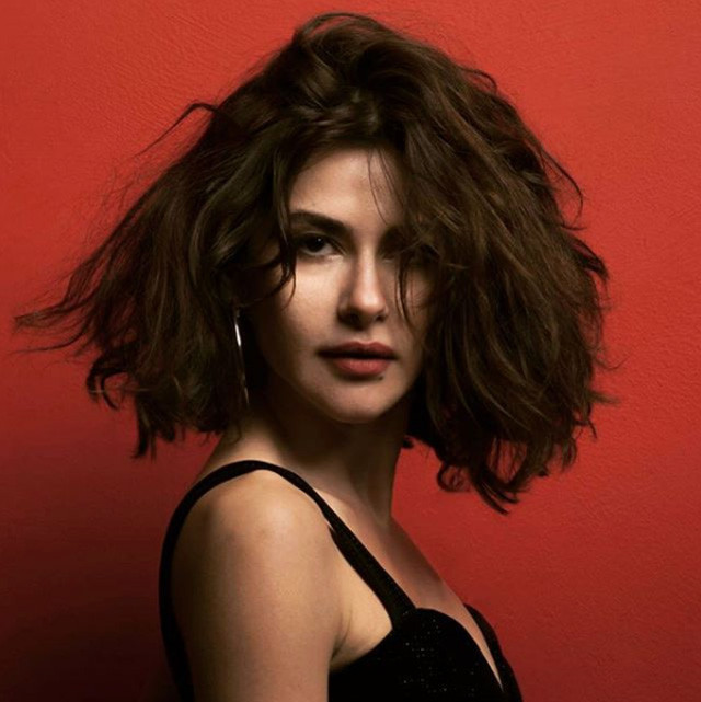  Nesrin Cavadzade cesur dekoltesiyle nefes kesti - Resim: 1