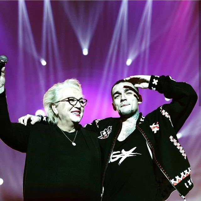 Ezhel müjdeyi annesiyle beraber duyurup asker selamı çaktı tezahüratlar yıktı - Resim: 4