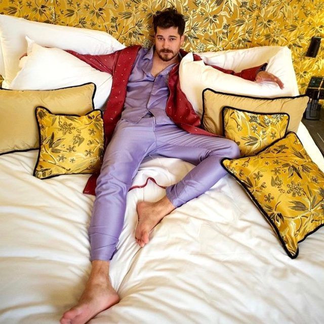 Çağatay Ulusoy'un mor pijamaları sosyal medyada olay oldu - Resim: 1