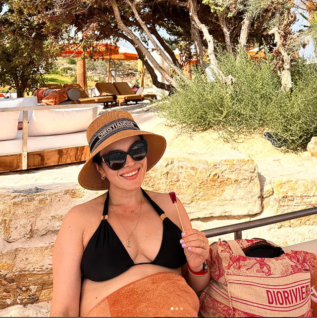 Hamile Ezgi Mola, karnı burnunda bikinili pozlarını paylaştı - Resim: 2