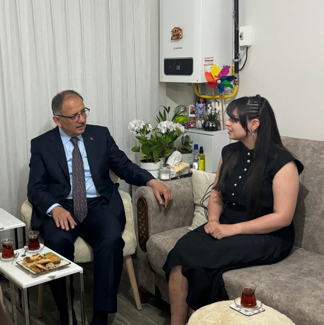 Mehmet Özhaseki; depremde annesini, ağabeyini ve bir bacağını kaybeden Aylin Karakuş’u ziyaret etti - Resim: 0