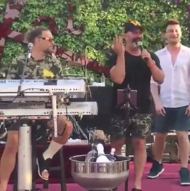 Defne Samyeli ve Cem Yılmaz Bodrum'a demir attı! Sahnede beraber şarkı söylediler - Resim: 3