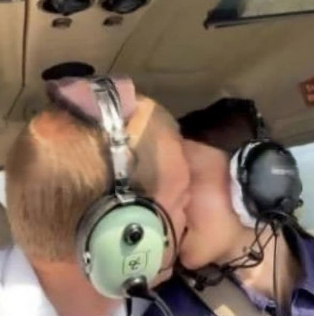 Pilot ile stajyeri havada cinsel ilişkiye girdi fotoğrafları sızınca otomatik pilotla savundular - Resim: 0