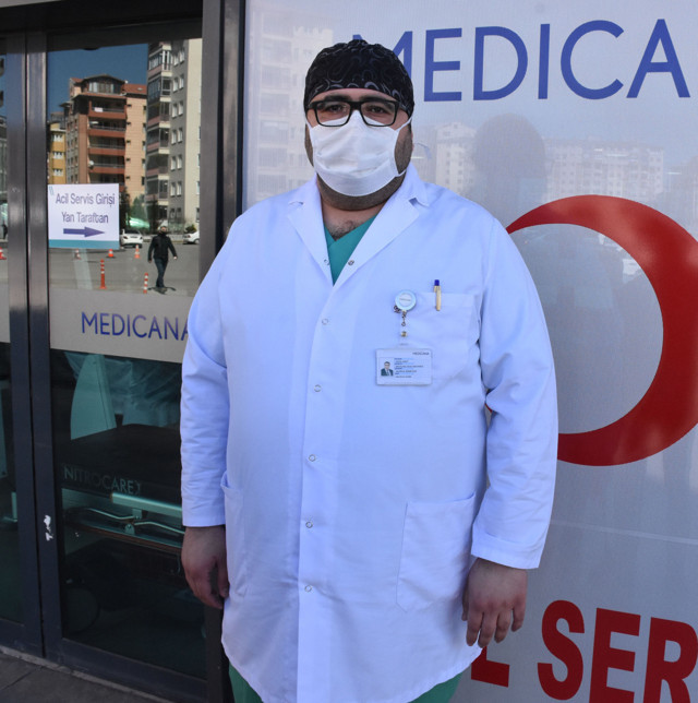Sivas'ta koronavirüsü yenen doktor alkışlarla geri döndü - Resim: 1