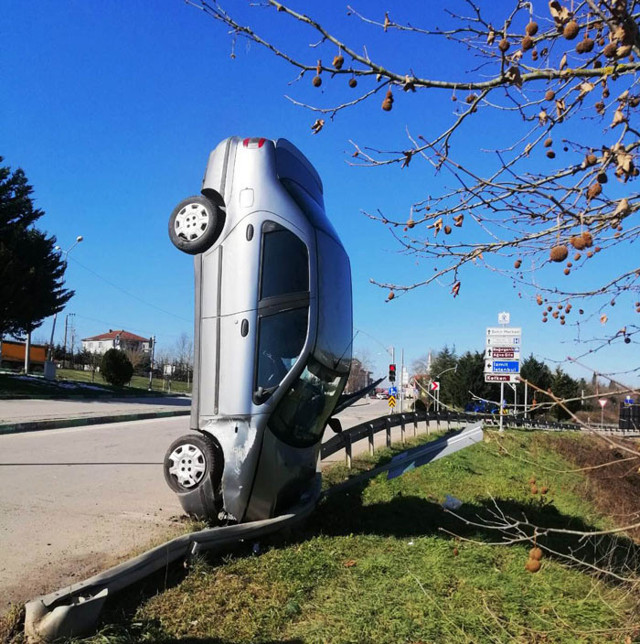 Kandıra'da kaza yapan otomobil dik durdu - Resim: 0