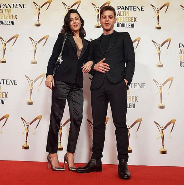 Bir dizi aşkı daha gerçek oldu ünlü çift ödül töreninde el ele - Resim: 1