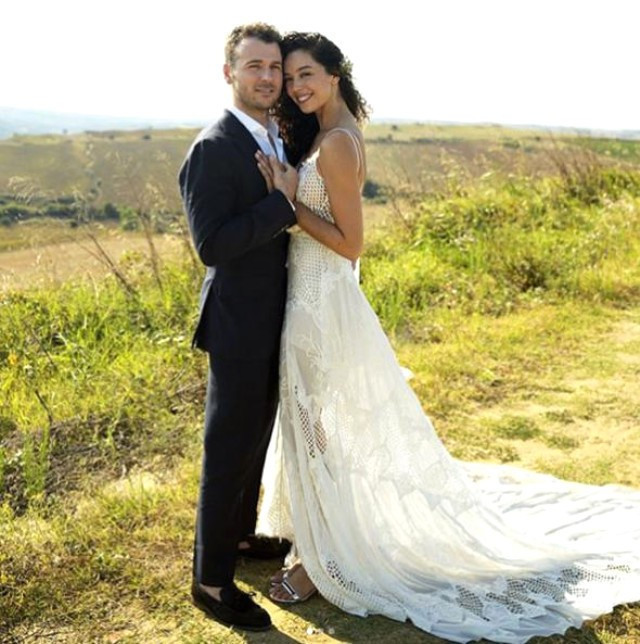 Dünya Güzeli Azra Akın evlendi gelinliğine bakın olay - Resim: 4