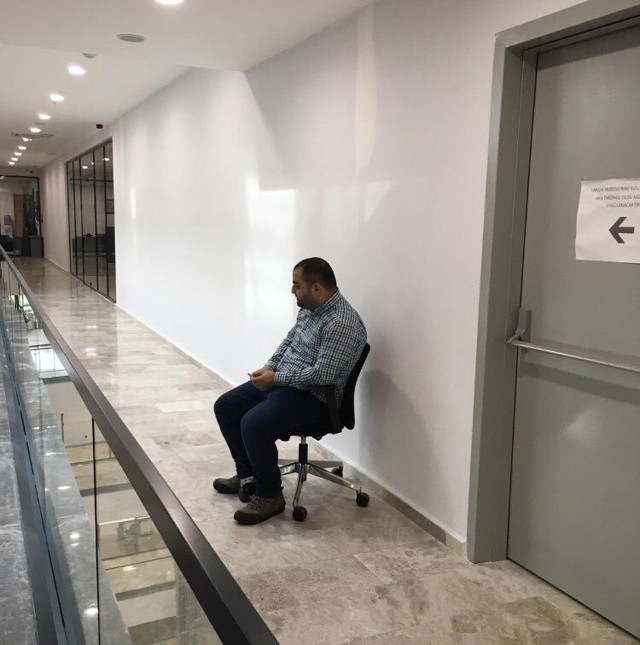 Veysel İpekçi selam vermeyen şoförünü tuvalet önüne oturttu - Resim: 0