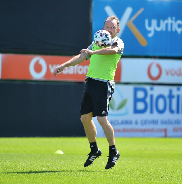 Sergen Yalçın 4-1'lik hezimet sonrası sahaya indi - Resim: 0
