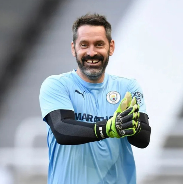 3 yılda iki kez forma giydi, 6 kupa kazandı! Manchester City, Bursaspor'un eski yıldızının sözleşmesini uzattı! - Resim: 0