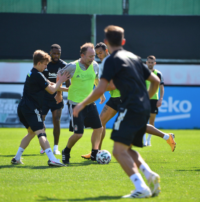 Sergen Yalçın 4-1'lik hezimet sonrası sahaya indi - Resim: 1