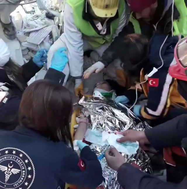 Kepçe operatörü enkazı temizlerken son anda farketti! 202. saatte canlı kurtarıldı - Resim: 1