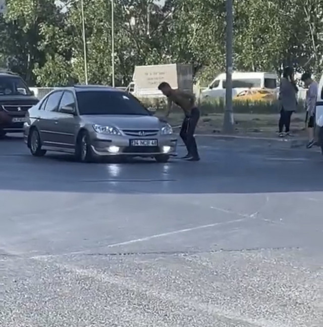 Trafikte 'Neden yol veriyorsun' dediği genci öldürdü! Gencin son anları kamerada... - Resim: 0