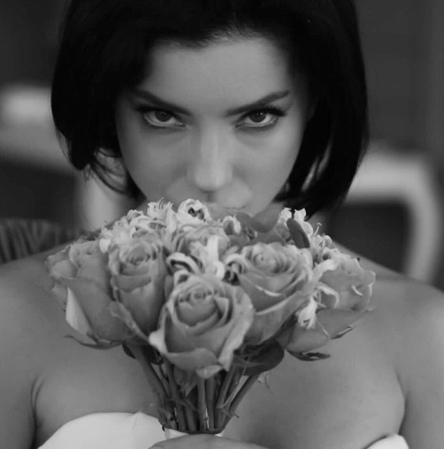 Merve Boluğur'un gelinliği sosyal medyayı salladı! "İşte karşınızda yılın değil yüzyılın gelini ve gelinliği" - Resim: 0