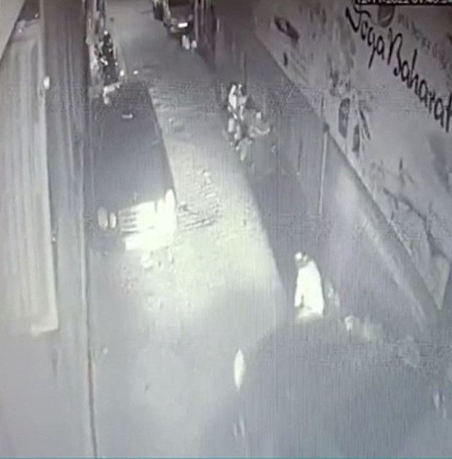 Yerde yatan adamı ezip kaçtı! Akıl almaz olay kamerada bakın ne zannetmiş... - Resim: 2