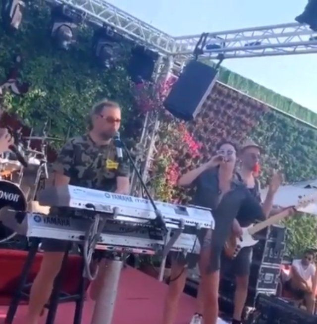 Defne Samyeli ve Cem Yılmaz Bodrum'a demir attı! Sahnede beraber şarkı söylediler - Resim: 2