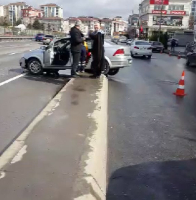 Şile'de kontrolden çıkan otomobil üç araca çarptı o anlar kameraya yansıdı - Resim: 0