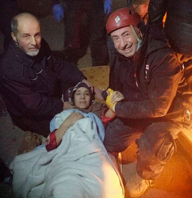 Enkaz altındaki kadını saçını kesip kurtarmıştı o öğretmen konuştu - Resim: 0