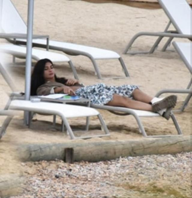 Tuba Büyüküstün Bodrum'da sahile indi fotoğraf için şekilden şekle girdi - Resim: 3