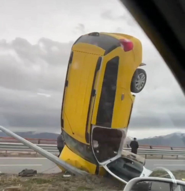 Van Erciş'te kaza yapan otomobil elektrik direğine çarparak dik durdu - Resim: 0