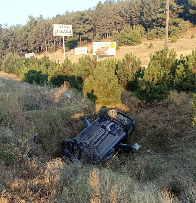 Uşak'ta korkunç kaza! Şarampole yuvarlanan araçta 2'si çocuk 4 kişi yaralandı - Resim: 1