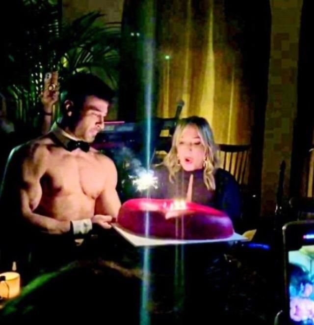 Saba Tümer'den 'çıplak garsonlu' çılgın doğum günü partisi! - Resim: 4