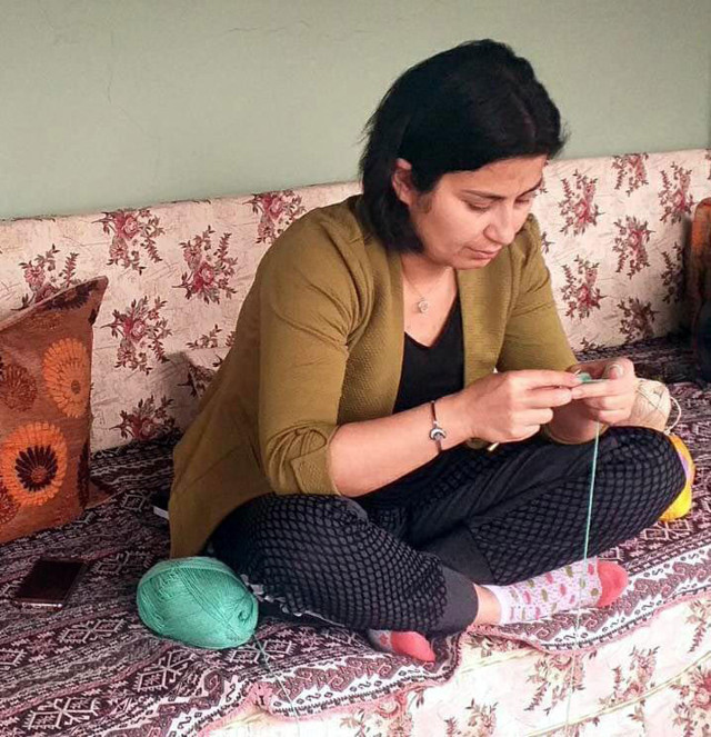 Başkan Saliha Özçınar'dan örgü ördüğü fotoğrafla 'evde kalın' çağrısı - Resim: 0