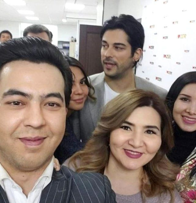 Yakında baba olacak olan Burak Özçivit kadınlarla yemek yedi 2 milyon tl kazandı - Resim: 3