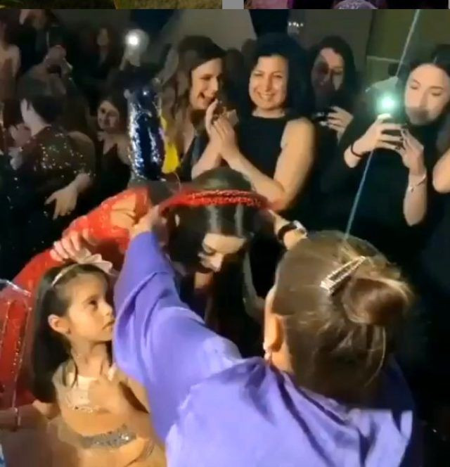 Merve Özbey kına gecesi düzenledi Demet Akalın hediyesiyle yine olay oldu - Resim: 3