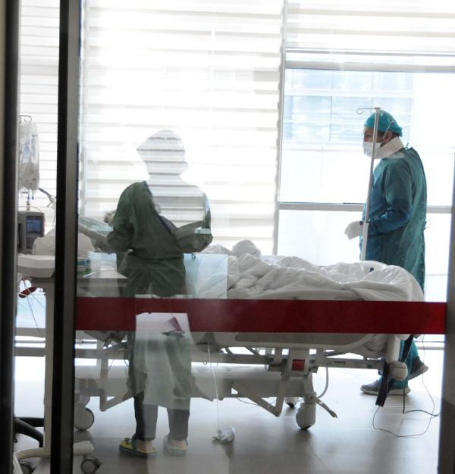 Korona salgınıyla savaşan doktor Covid-9'a yakalanan babasını kurtaramadı - Resim: 0