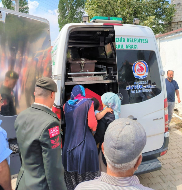 Kalp krizi sonucu hayatını kaybeden asker, Denizli'de gözyaşlarıyla toprağa verildi - Resim: 2