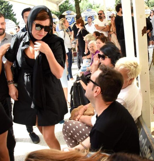 Deniz Seki cenazeye dekolteli mini elbiseyle katılınca olanlar oldu! Tepkiler büyüdü - Resim: 4