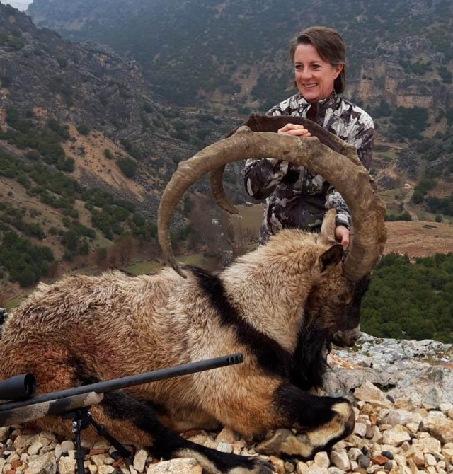 ABD'li kadın Türkiye'de büyük bir dağ keçisi avladı - Resim: 0