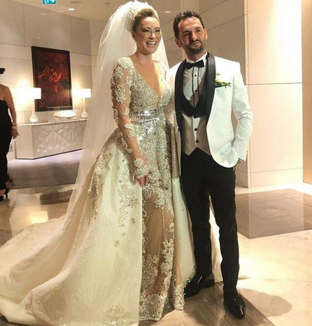 Aylin Coşkun Volkan Aslan'la evlendi 20 kilo gelinlik giydi kilolarca altın takıldı - Resim: 4
