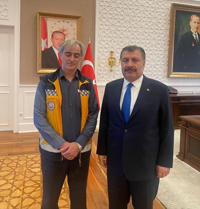 Sağlık Bakanı Fahrettin Koca alkış aldı! Kapısına gelen ambulans şoförünü.... - Resim: 0