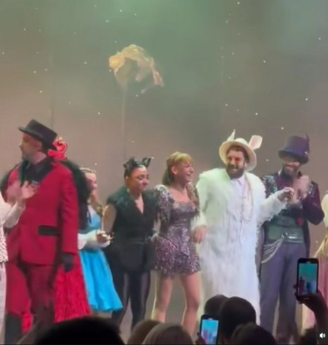 Merve Dizdar Alice Müzikali’nde dakikalarca ayakta alkışlandı! Sahnede gözyaşlarına hakim olamadı - Resim: 0