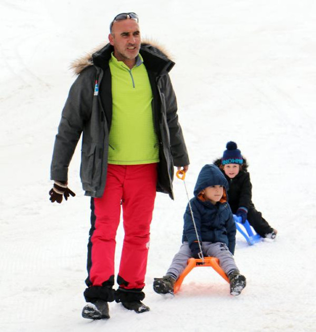 Bizi bu kafa öldürecek! Koronavirüs buraya gelmez çünkü soğuk deyip kayak yaptılar - Resim: 1