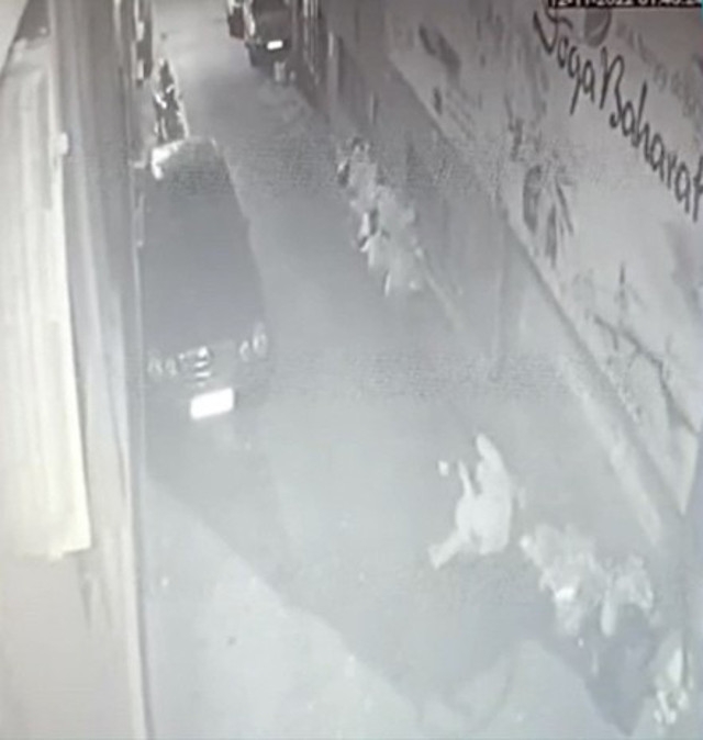 Yerde yatan adamı ezip kaçtı! Akıl almaz olay kamerada bakın ne zannetmiş... - Resim: 0