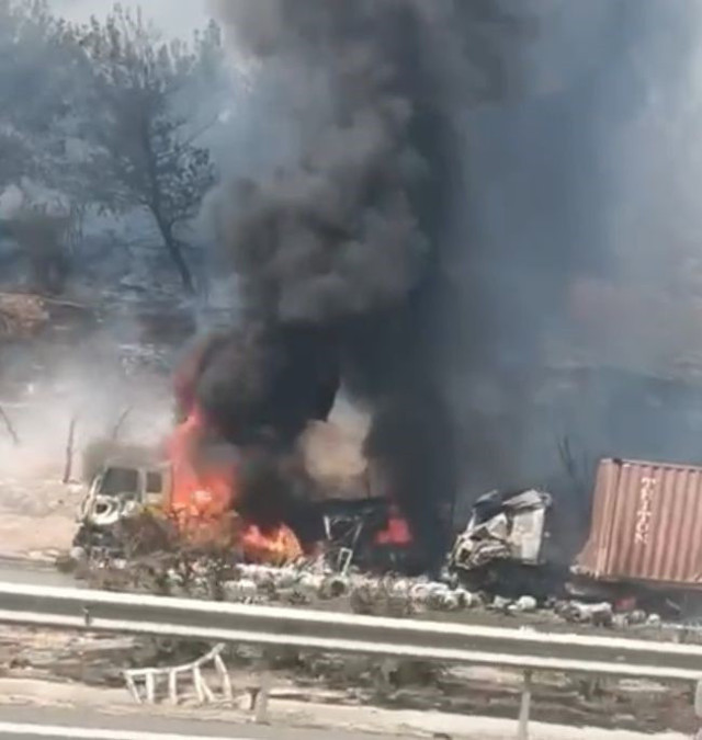 Mersin'de feci kaza! Tüpler peş peşe patladı, dumanlar kilometrelerce uzaktan görüldü! - Resim: 1