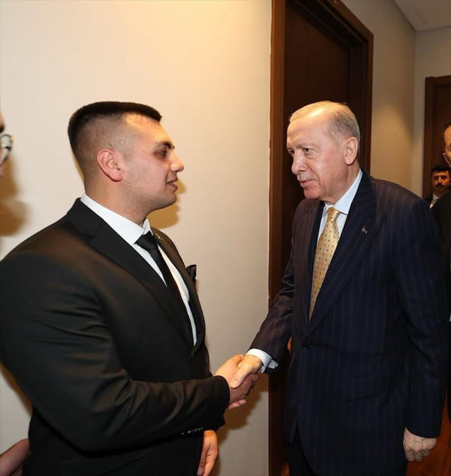 Burdurlu Recep Tayyip Erdoğan'a parti rozetini Cumhurbaşkanı Erdoğan taktı - Resim: 0