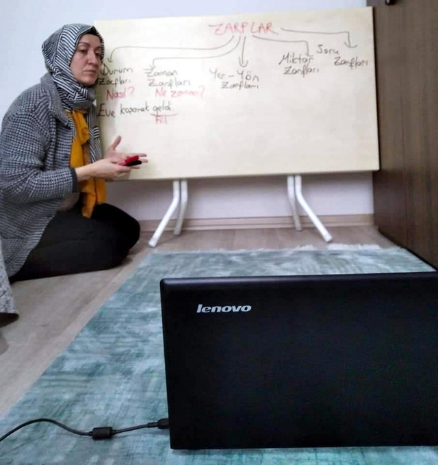 Tekirdağ'da yemek masasını ders tahtası yapan öğretmen gönülleri fethetti - Resim: 0