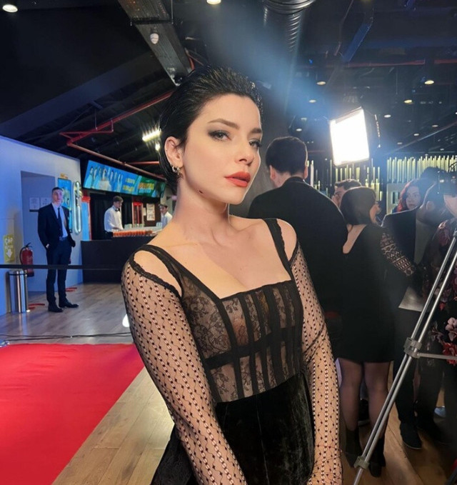 Merve Boluğur sütyen yerine göğüs bandı kullandı! Sosyal medyanın diline düştü: "Neden kendini bile bile yakıyon sen?" - Resim: 0